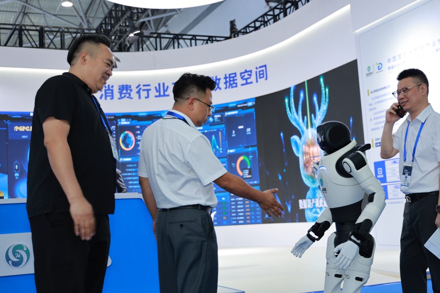与观众握手